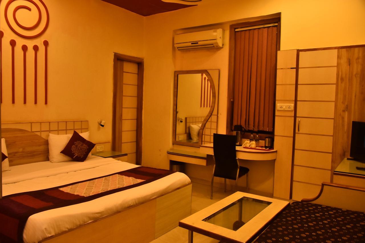 Hotel Deep Kanpur Dış mekan fotoğraf