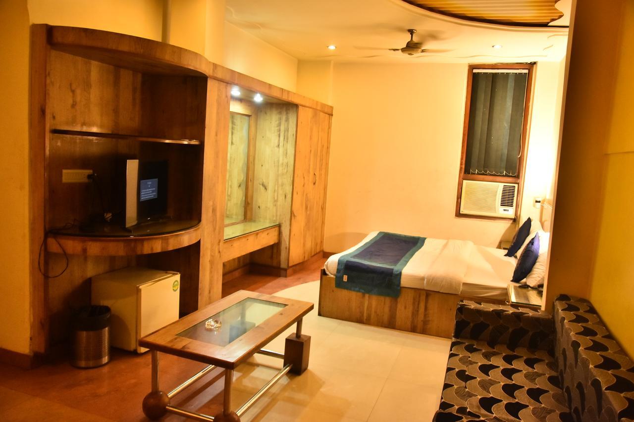 Hotel Deep Kanpur Dış mekan fotoğraf