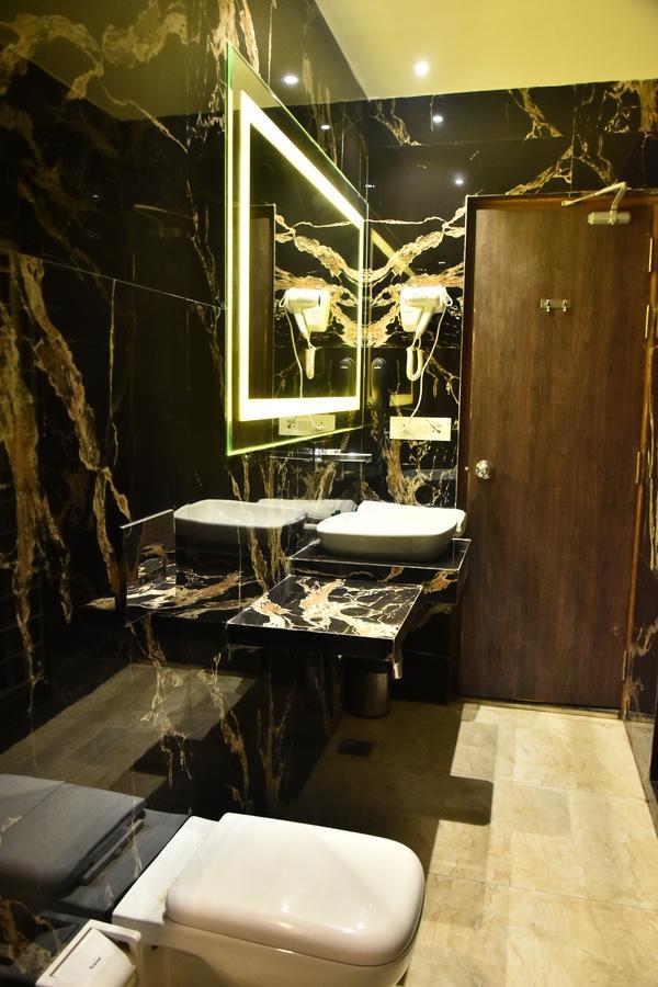 Hotel Deep Kanpur Dış mekan fotoğraf