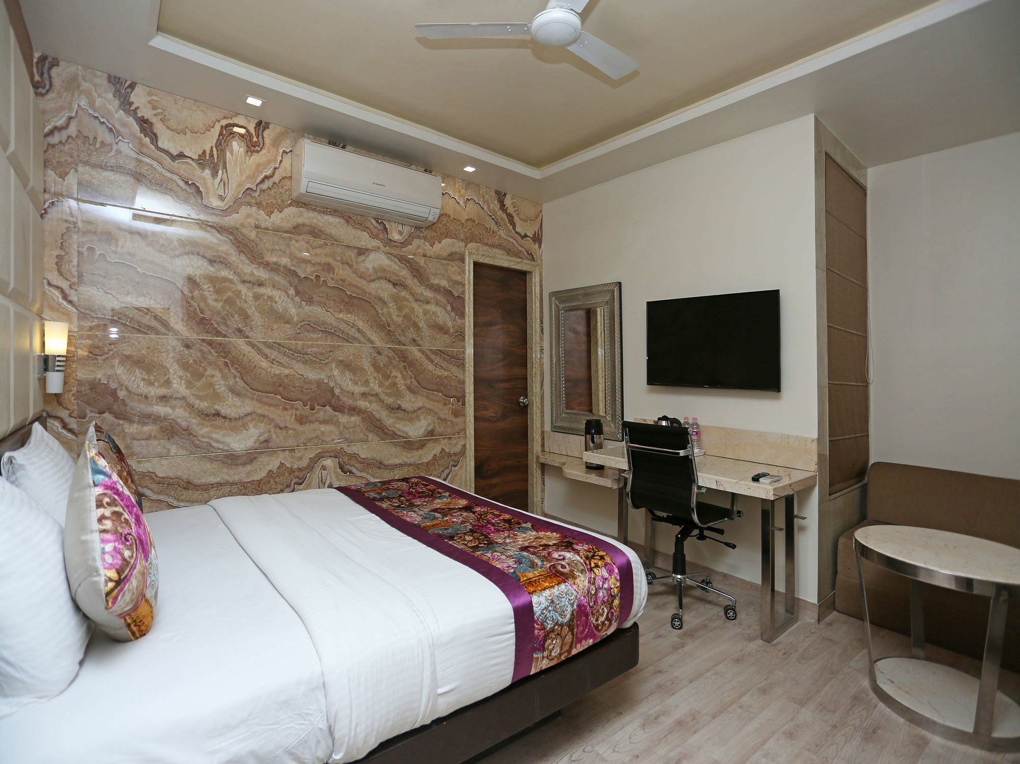 Hotel Deep Kanpur Dış mekan fotoğraf