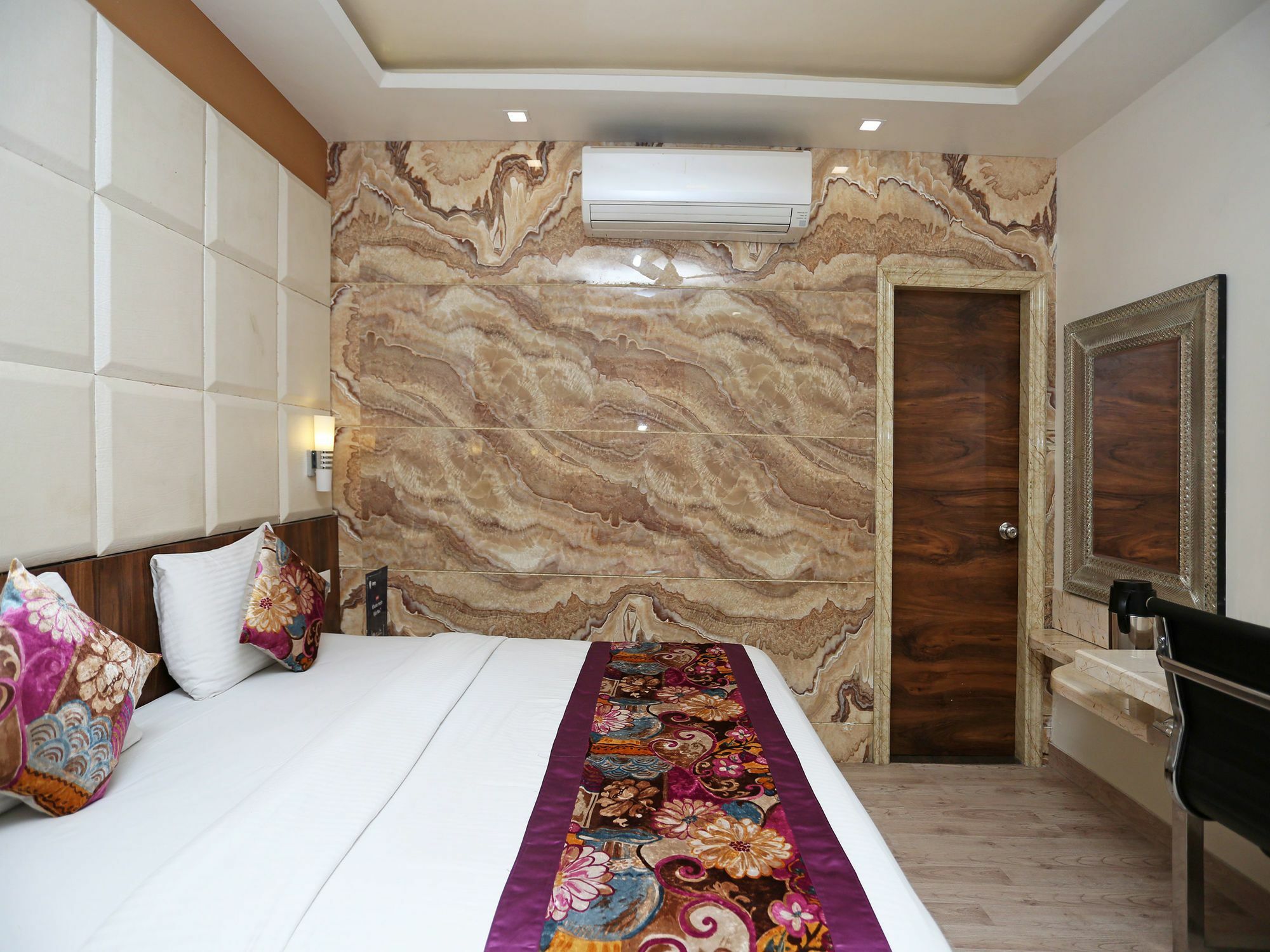 Hotel Deep Kanpur Dış mekan fotoğraf