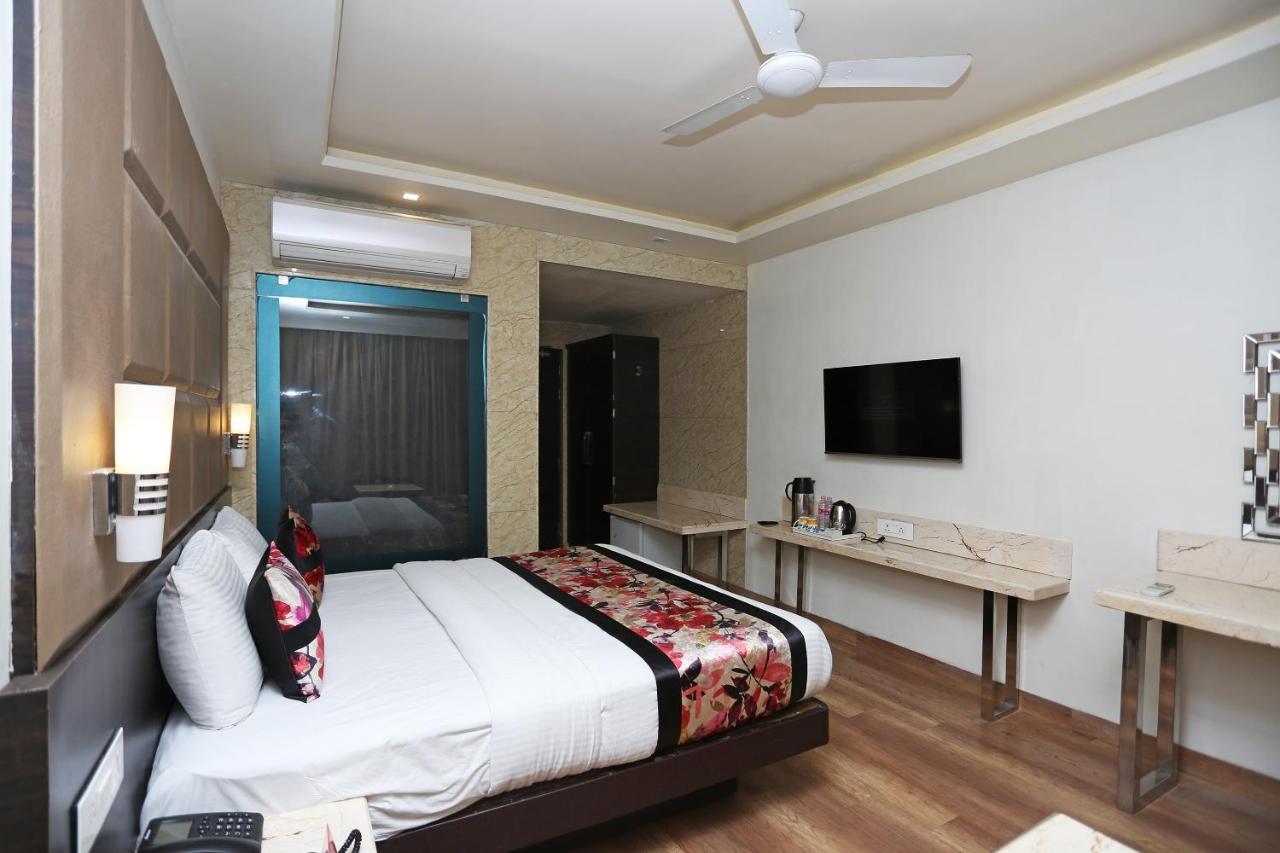 Hotel Deep Kanpur Dış mekan fotoğraf